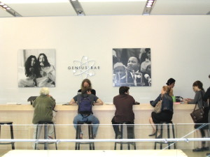 Genius_Bar,_SoHo_Apple_Store,_September_2003