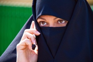 138148_Symbolfoto_Islam._Muslimische_verschleierte_Frau_mit_Burka-650x435