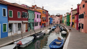 Bunte Häuser und Boote in Venedig